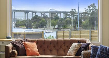 Manfield City Waterfront View Cottage