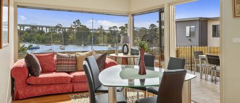 Småhus, 2 queensize-senger, 2 bad | Spiseområde på rommet