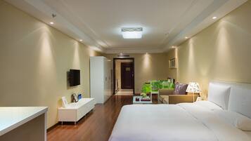 Superior Studio with Double bed | Minibar, in-room safe, desk, blackout drapes