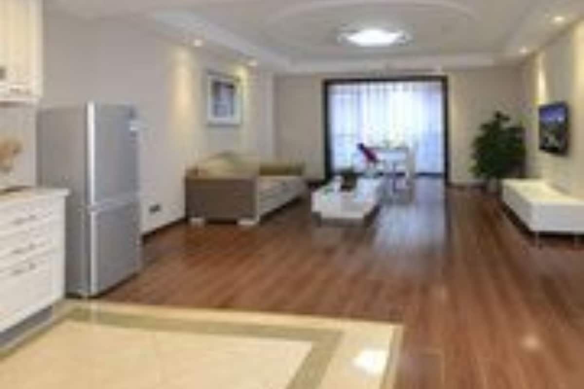 Un appartement moderne comprenant une cuisine, un espace de vie et un coin repas.