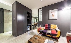 Espacio para trabajar con laptop y wifi gratis