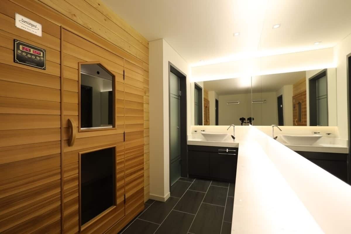 Sauna room | Espaço de trabalho para notebook, Wi-Fi de cortesia