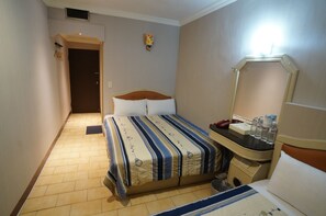 Firemannsrom | Skrivebord, blendingsgardiner og ekstrasenger (mot et tillegg)