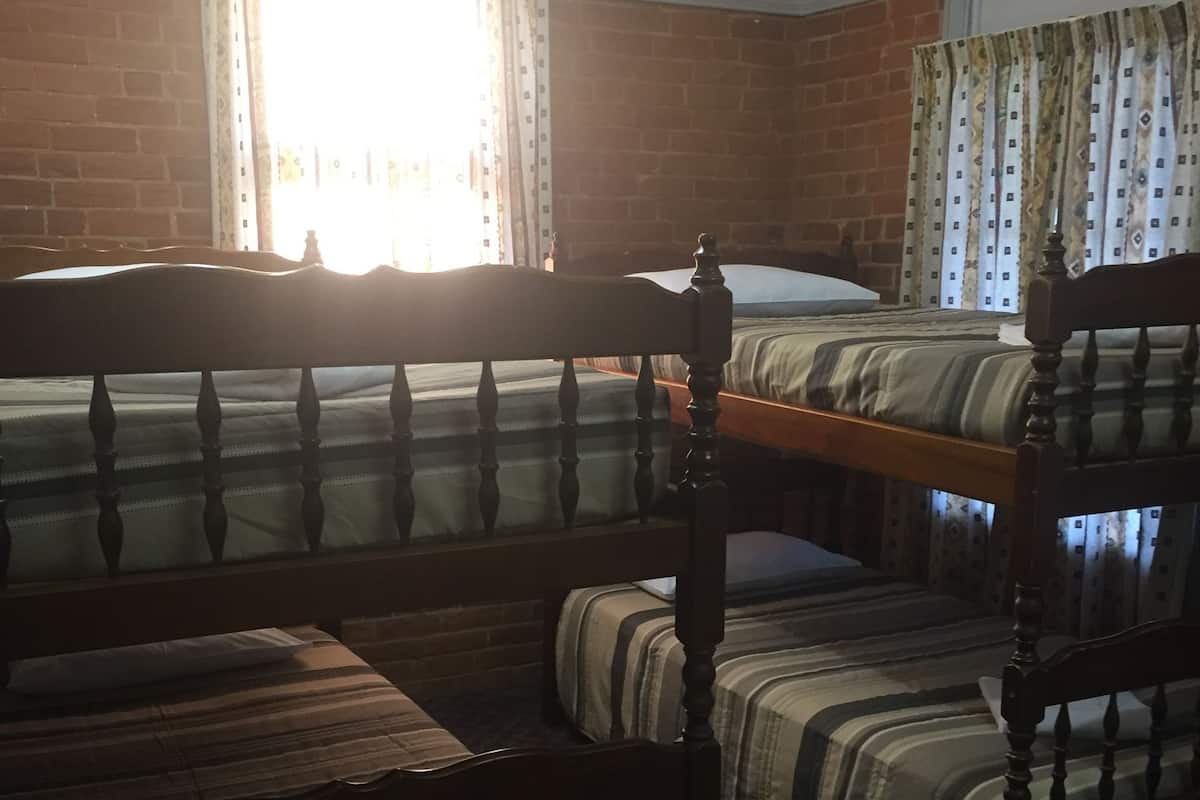 Kamer (for 4) | Een bureau, gratis wifi, beddengoed