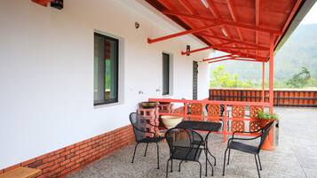 繽紛彩虹樓中樓六人房 | 露台/庭院