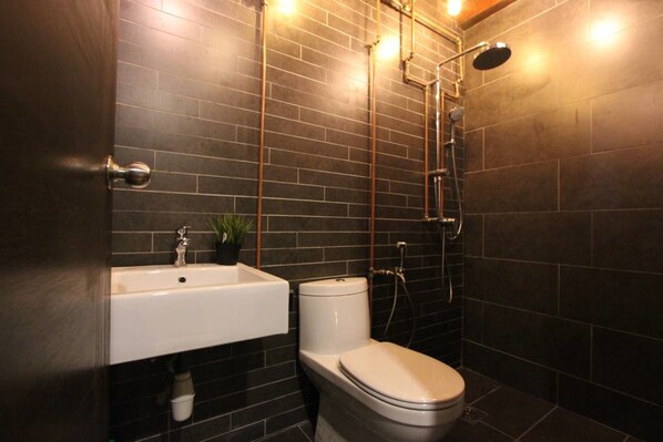 House, 3 Bedrooms | Bathroom | Shower, free toiletries, hair dryer, towels - Lorong Jambatan Melaka (Malacca City)