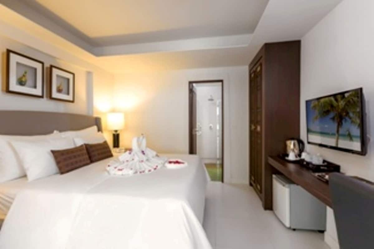 Room | Minibar, in-room safe, iron/ironing board, free WiFi