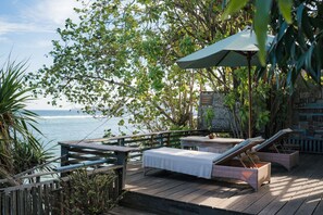 Deluxe cottage, 2 slaapkamers, aan zee | Terras
