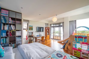 Familien-Vierbettzimmer | Hochwertige Bettwaren, laptopgeeigneter Arbeitsplatz