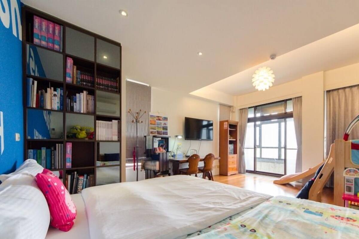 Quarto quádruplo família | Roupas de cama premium, espaço de trabalho para notebook
