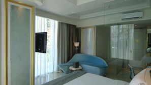 Suite (Corner) | Minibar, brankas, meja kerja, dan tirai kedap cahaya