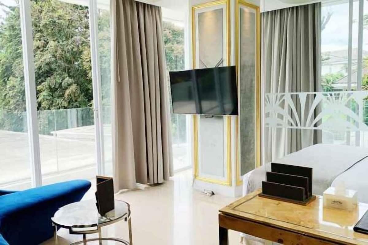 Minibar, pengeskab på værelset, skrivebord, mørklægningsgardiner