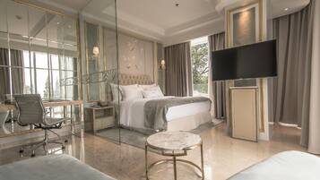 Minibar, coffres-forts dans les chambres, bureau, rideaux occultants