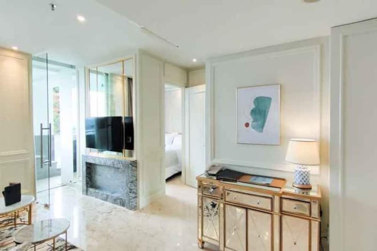 Minibar, caja de seguridad en la habitación y escritorio