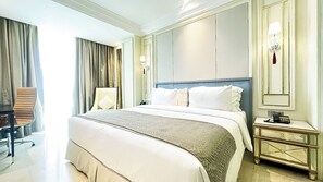 Minibar, in-room safe, desk, blackout curtains - Art Deco Luxury Hotel & Residence (Bandung)