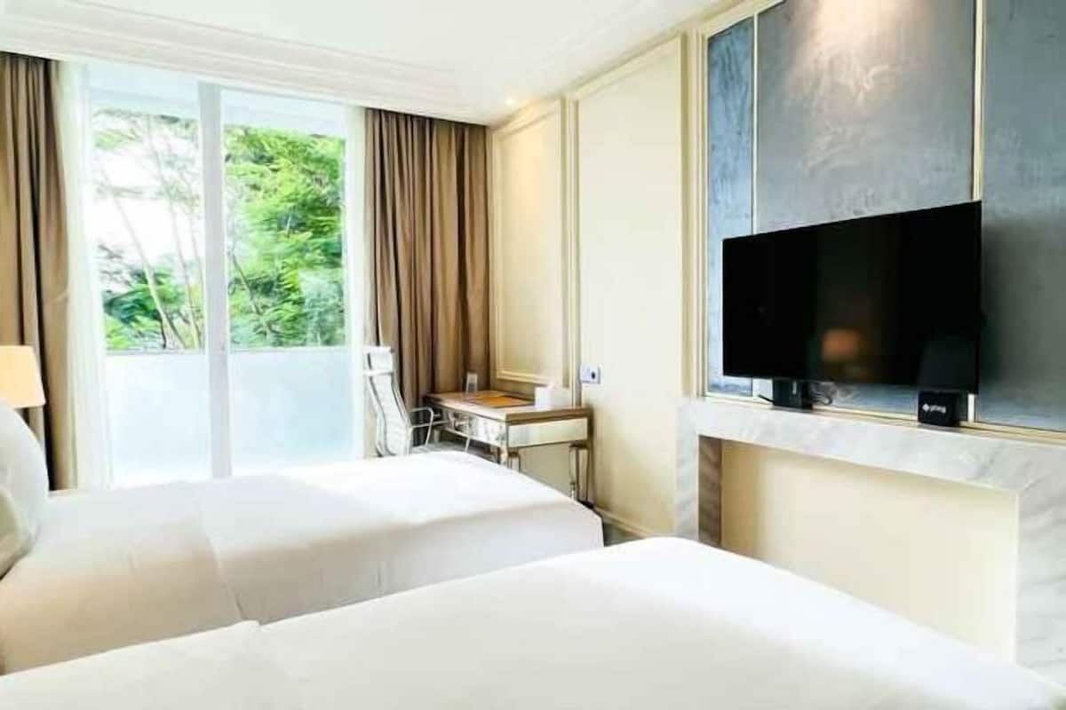 Minibar, in-room safe, desk, blackout drapes