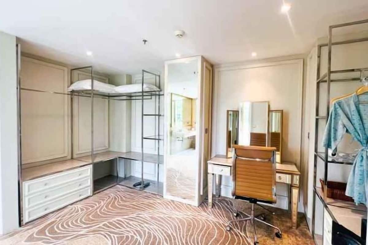 Minibar, pengeskab på værelset, skrivebord, mørklægningsgardiner