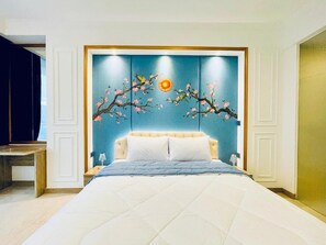 Minibar, brankas, meja kerja, dan tirai kedap cahaya