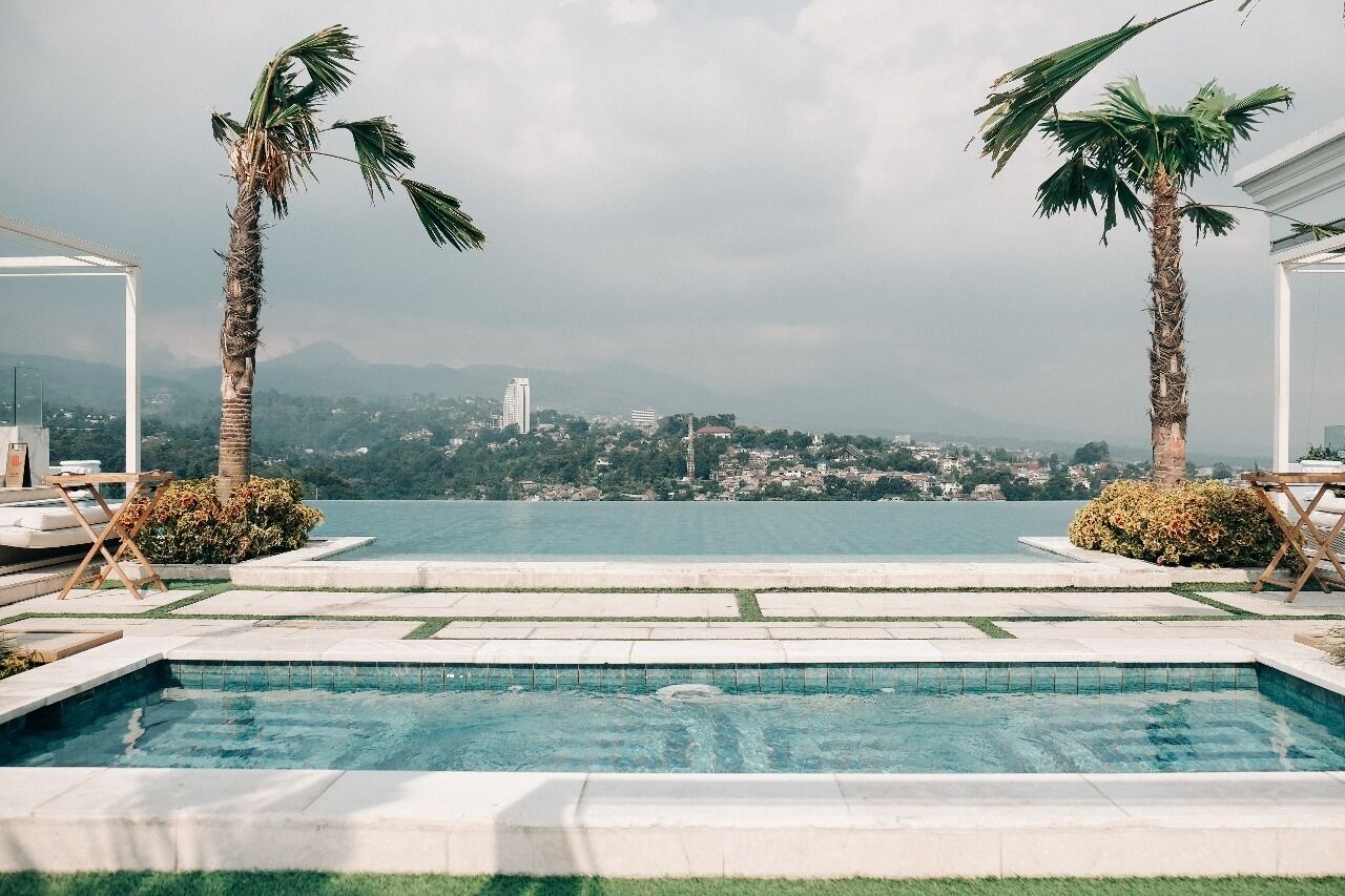 Una piscina al aire libre