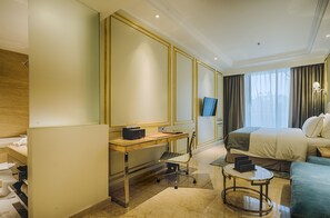 Kamar Premier | Minibar, brankas, meja kerja, dan tirai kedap cahaya