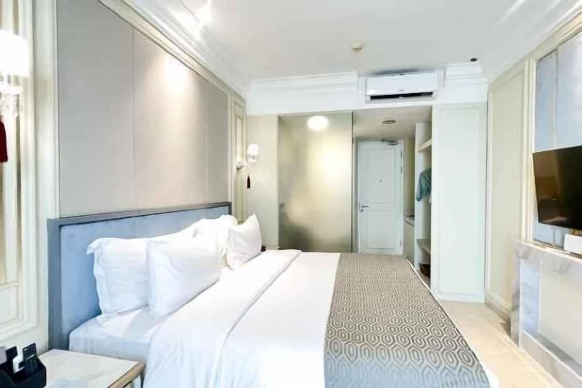 Minibar, in-room safe, desk, blackout drapes