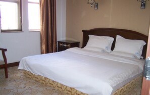 Literie de qualité, fer et planche à repasser, lit de bébé (gratuit)