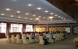 Déjeuner et dßner servis sur place, cuisine locale et internationale