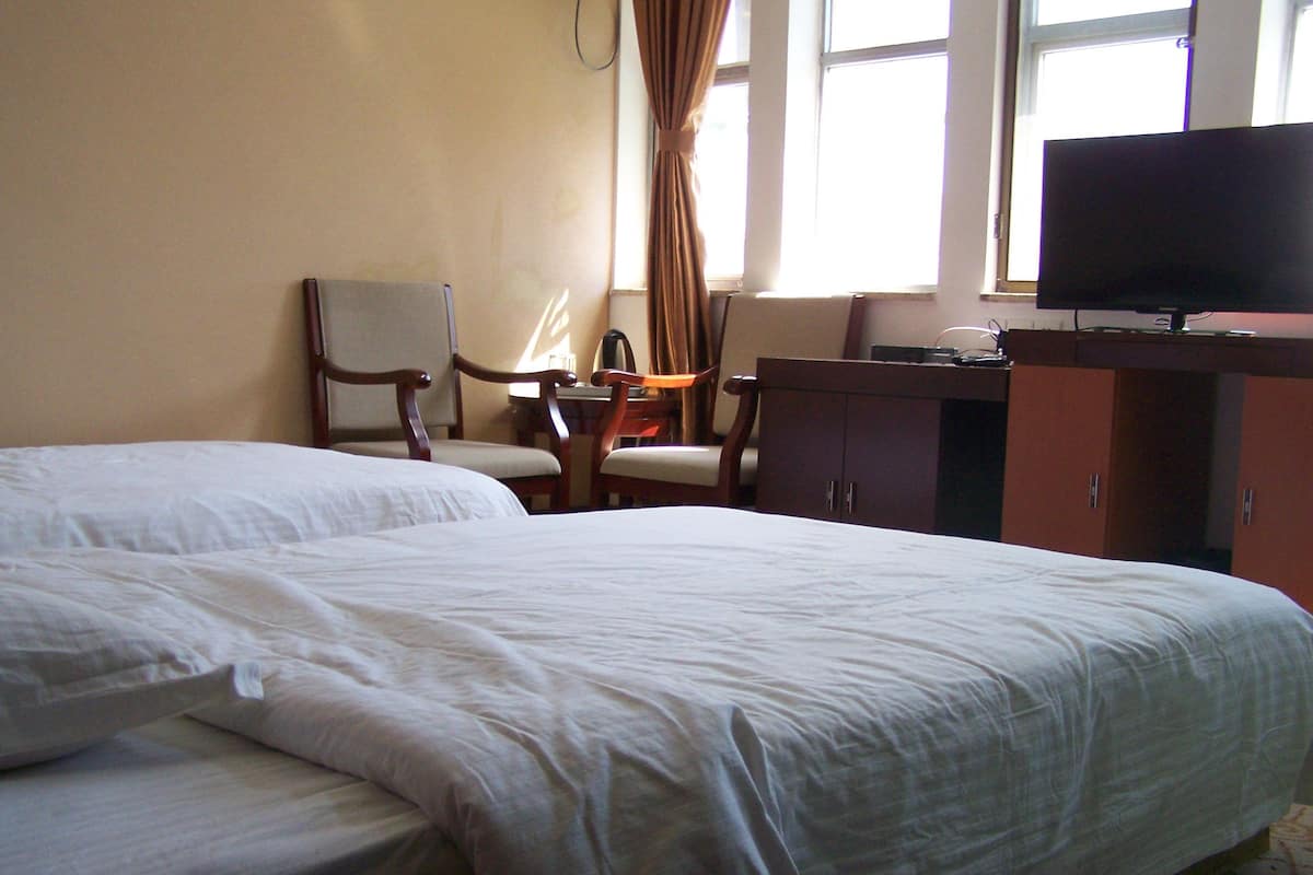 Standard Twin Room | Peralatan tempat tidur premium, seterika/papan seterika