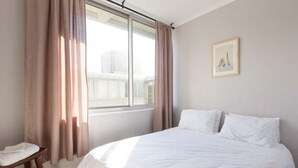 2 bedrooms, premium bedding, iron/ironing board, WiFi (free) - Cape Town CBD Flat with Mountain Views (Cape Town)