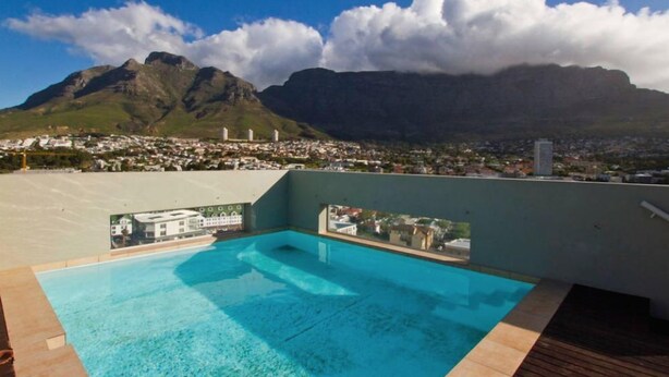 Outdoor pool - Cape Town CBD Flat with Mountain Views (Cape Town)