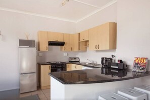 Klassiek appartement, 2 slaapkamers | Privékeuken | Een koelkast/vriezer, een magnetron, een oven, een kookplaat