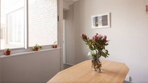 In-room dining - Cape Town CBD Flat with Mountain Views (Cape Town)