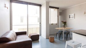 Living area - Cape Town CBD Flat with Mountain Views (Cape Town)