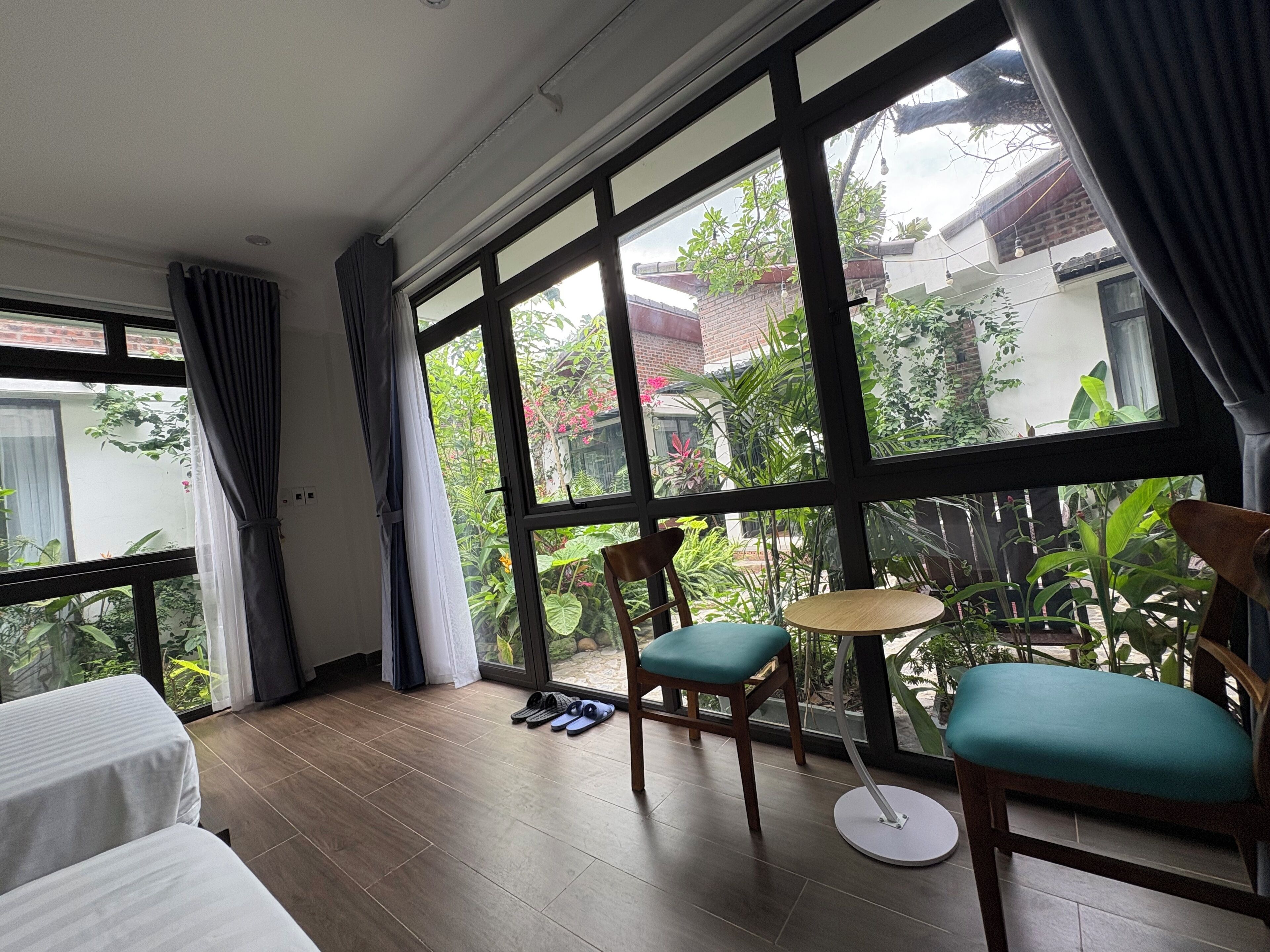 Deluxe Triple Room | Minibar, desk, blackout curtains, soundproofing