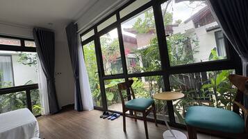 Deluxe Triple Room | Minibar, desk, blackout curtains, soundproofing