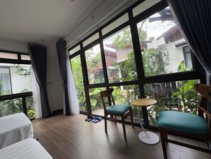 Tremannsrom – deluxe | Minibar, skrivebord, blendingsgardiner og lydisolert