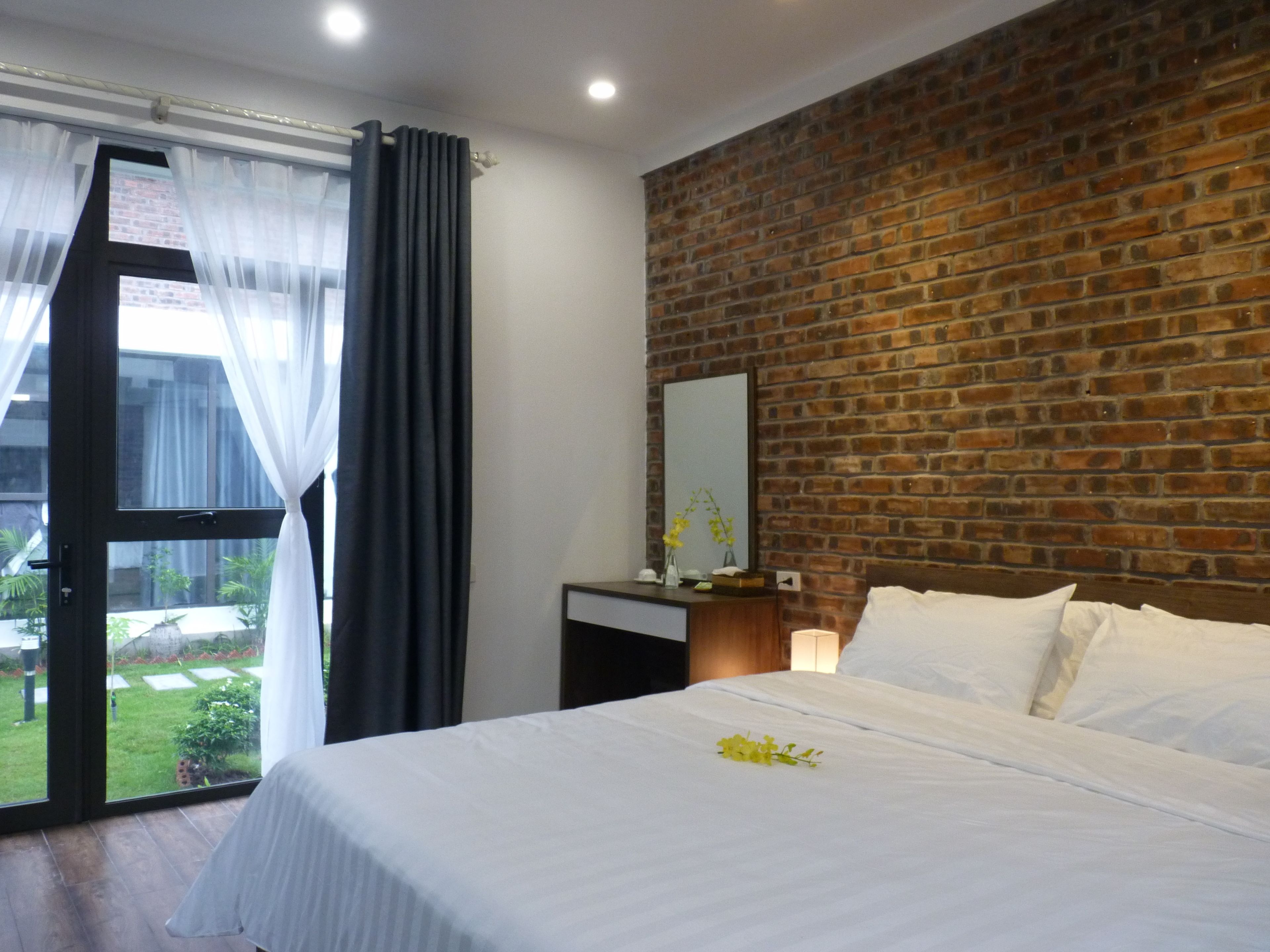 deluxe double room, 1 king bed, garden view | minibar, desk, blackout curtains, soundproofing