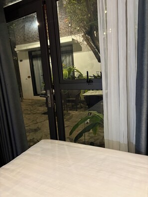 Tomannsrom – deluxe, flere senger, hageutsikt | Minibar, skrivebord, blendingsgardiner og lydisolert