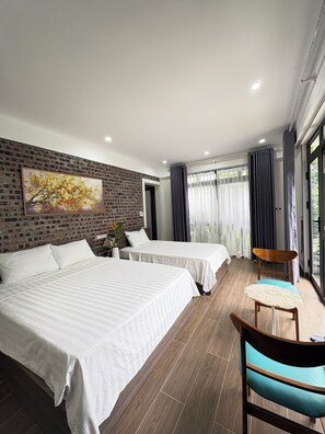 Quarto triplo luxo | Frigobar, escrivaninha, cortinas blackout, quartos à prova de som