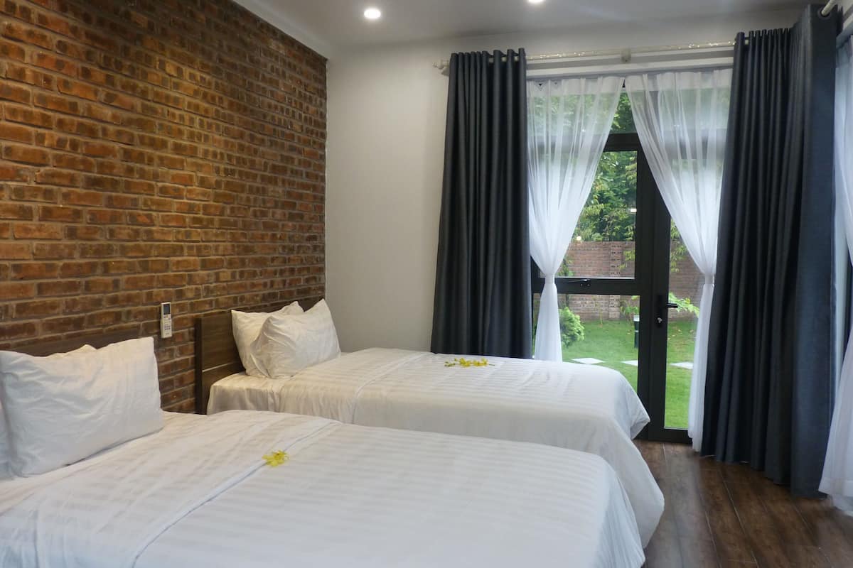 deluxe twin room, multiple beds, garden view | property amenity