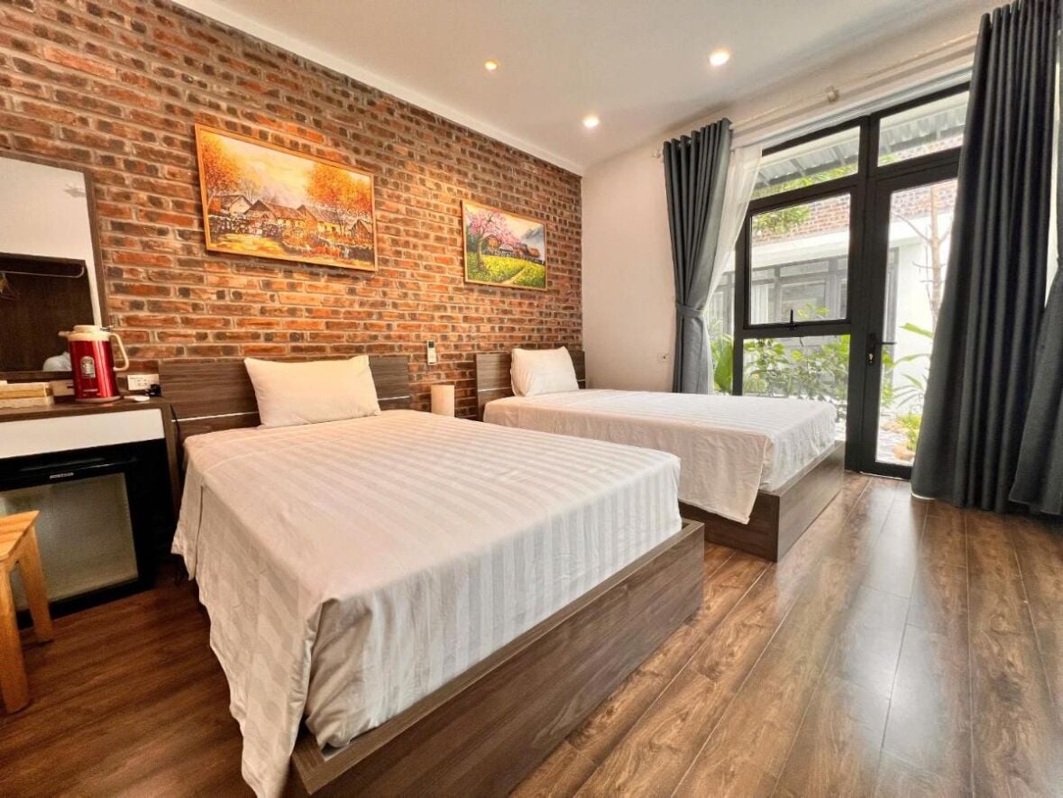 Tomannsrom – deluxe, flere senger, hageutsikt | Minibar, skrivebord, blendingsgardiner og lydisolert