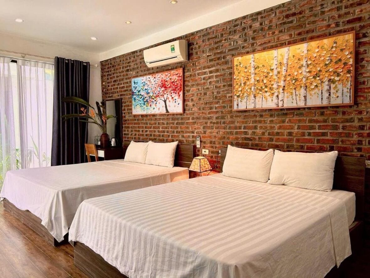 Familierom, hageutsikt | Minibar, skrivebord, blendingsgardiner og lydisolert