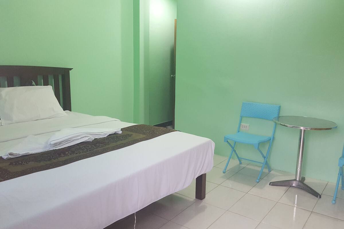 In-room safe, free WiFi