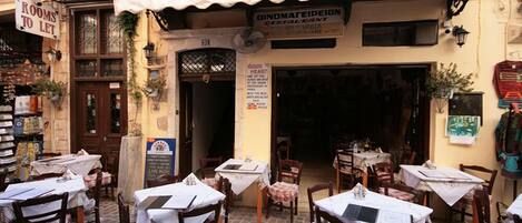 Phục vụ bữa trưa và bữa tối, đặc sản địa phương