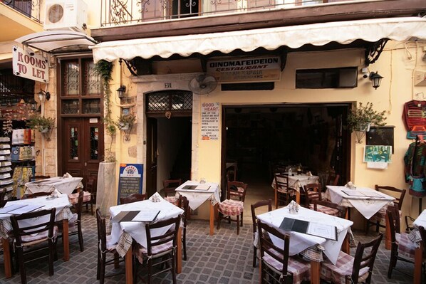 Se sirven comidas, cenas y cocina local