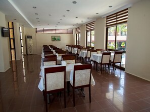 Déjeuner, dîner et souper servis sur place; cuisine turque 