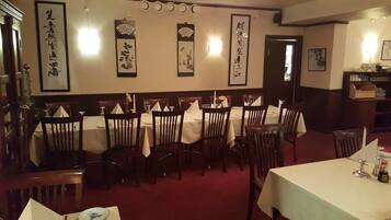 Lunch and dinner served, Chinese cuisine