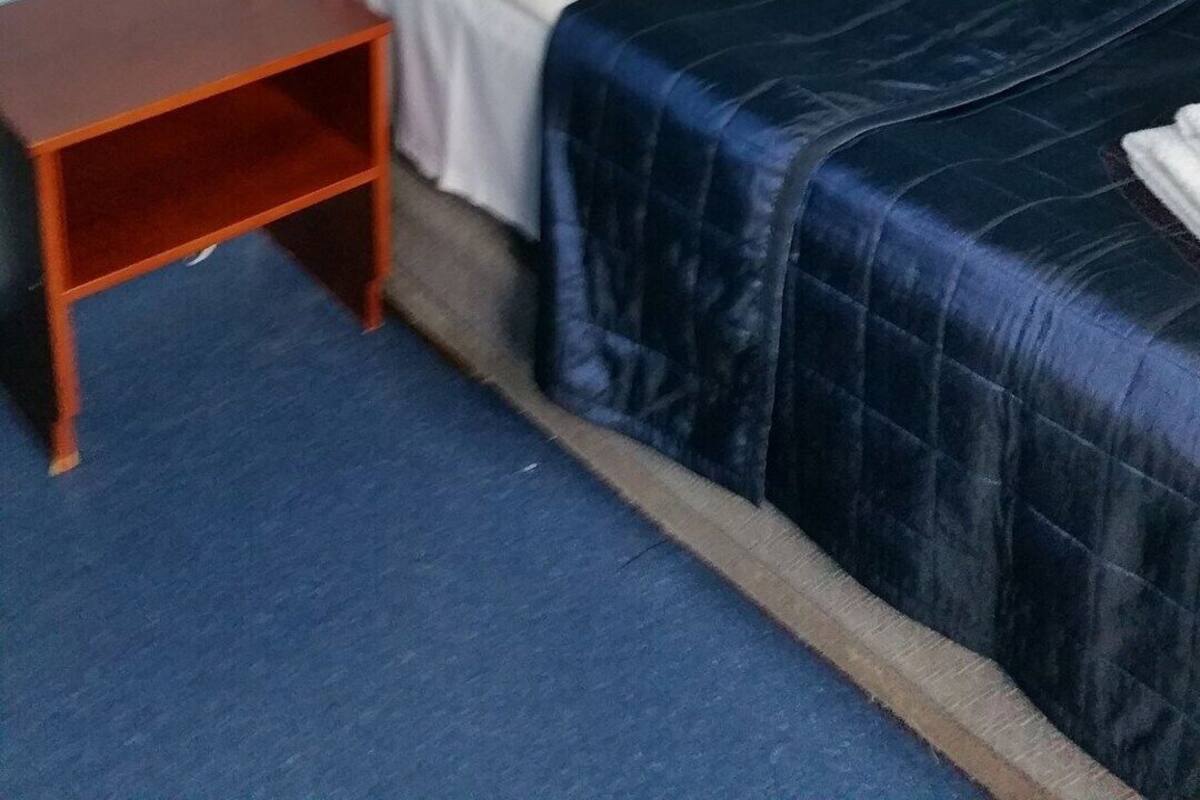 Minibar, bureau, rideaux occultants, fer et planche à repasser