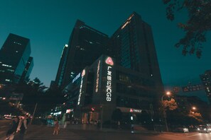 Facciata della struttura - sera/notte