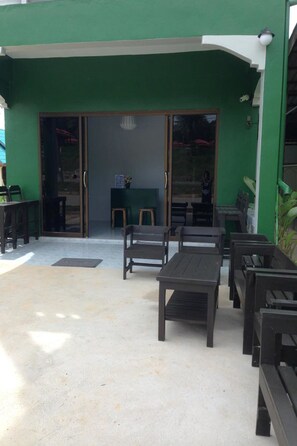 Lobby sitting area - Wayla Hostel - Adults Only (Ko Lanta)